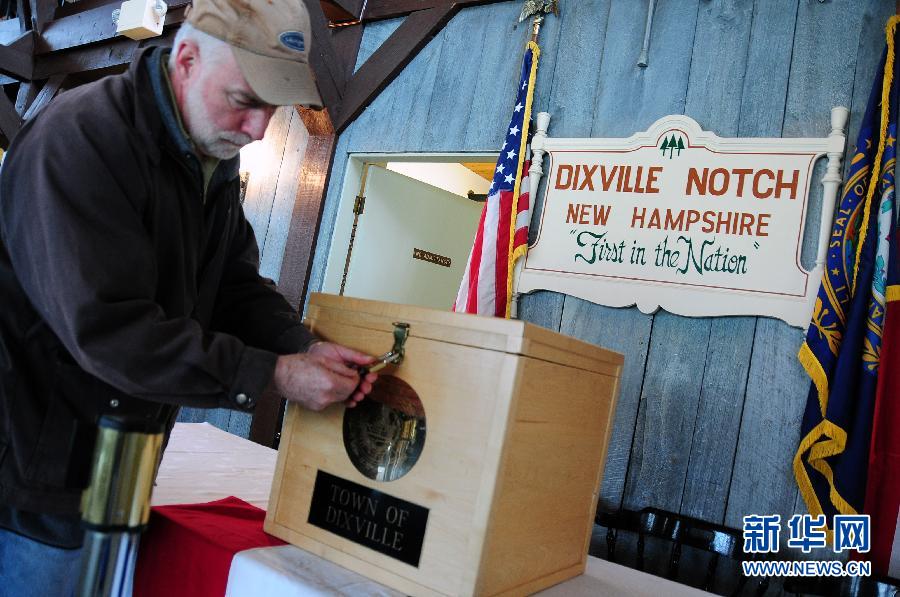 11月5日,在美国新罕布什尔州迪克斯维尔山口村投票站内,工作人员将投票箱锁好。当地时间11月6日零点左右,位于新罕布什尔州北部山区的迪克斯维尔山口村的选民将在全美范围内最早开始投票,标志着四年一度的美国大选投票正式开始。今年,在被誉为美国大选“第一村”的迪克斯维尔山口村将有10名注册选民进行投票。新华社记者张川石摄