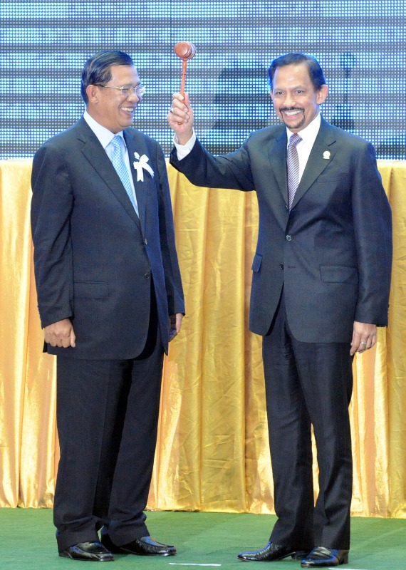 11��20�գ��ڼ���կ�׶���ߣ�2013�궫����ֵ��ϯ���������յ���ɣ�ɶ����ң��ڱ�Ļʽ��չʾ����������ֵ��ϯ���ʸ�ı�־����»��������ƽ�㣩