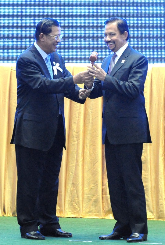 11��20�գ��ڼ���կ�׶���ߣ�����կ�����ɭ�����ڶ��˷���Ļʽ�Ͻ�����������ֵ��ϯ���ʸ�ı�־�ｻ��2013�궫����ֵ��ϯ���������յ���ɣ�ɶ������»��������ƽ�㣩