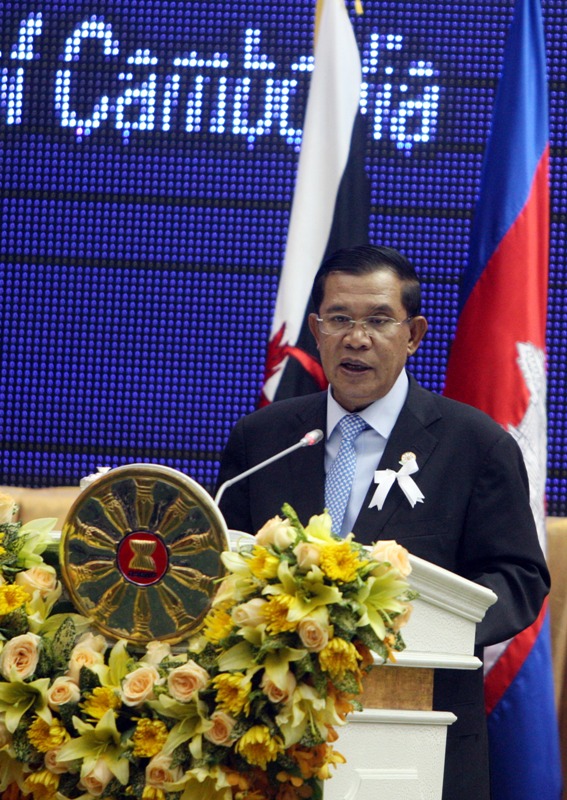 11��20�գ��ڼ���կ�׶���ߣ�����կ�����ɭ�ڶ��˷���Ļʽ���´ǡ����»�������������㣩