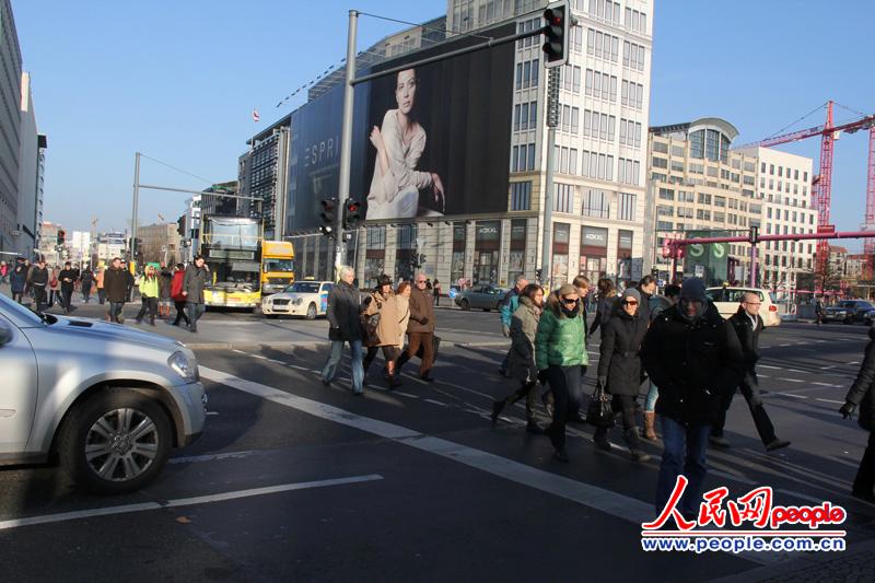 ץס�̵Ƶ�β�ͣ����ʱ���ͨ���ڵ¹�Ҳ�ż����ʣ���Ӱ��֣��