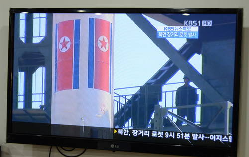 人民网驻韩国记者孙伟东报道 朝鲜12日上午发射火箭后,韩国KBS电视台立即启动了特别报道节目
点击观看高清大图