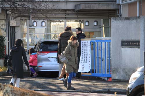 16日上午,神奈川县川崎市,当地民众前往设在一所小学内的投票所内投票。