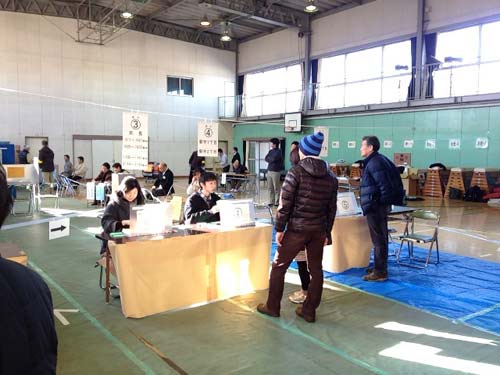 16日上午,神奈川县川崎市,设在当地一所小学内的投票所。