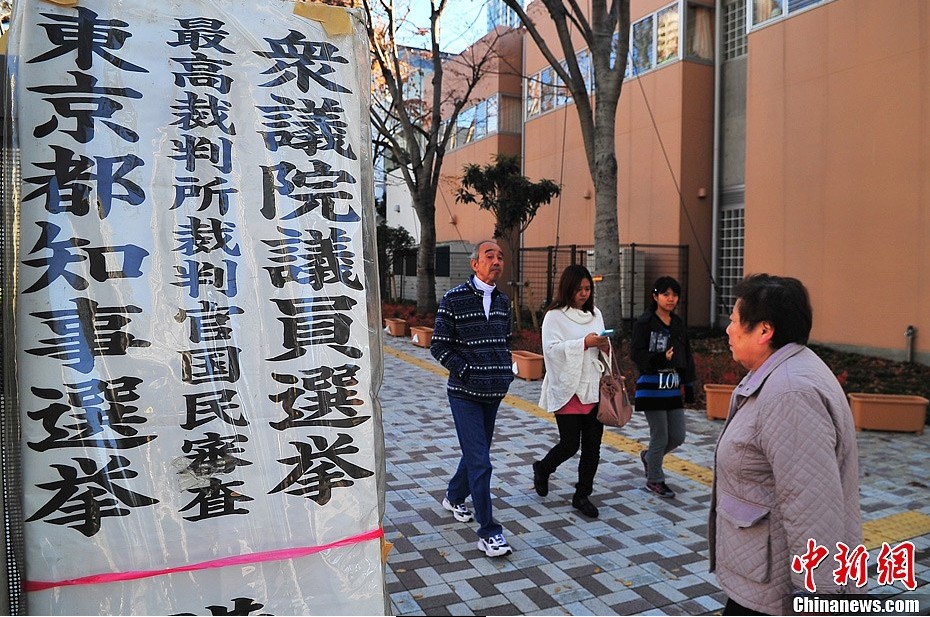 12167㿪ʼ46ԺѡձͶƱĻձȫ49,214ͶƱվֵ⣬ͶƱվ78ѡͶƱĵ8㿪ʼƱȫ300Сѡ11180ϯܷ1504ѡ480ϯԤ17賿ȷȫϯĹͼΪСѧУͶƱڣһλѡûɫѡƱǰͶƱ緢 Ƚ 