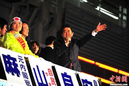 12月15日是众议院大选投票前的最后一天,参加大选的12个政党都把最后的激战定在了东京。图为演讲中的安倍晋三。中新社发 孙冉 摄