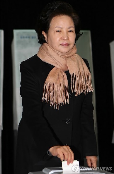 韩国已故前总统卢武铉遗孀权良淑女士已于今晨韩国时间8点左右(北京时间7点)到投票站投票(图片来源:韩联社)