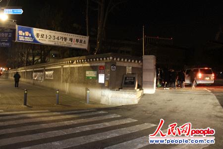 清晨,投票所前已聚满人群