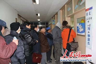 选民在等待投票