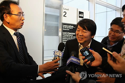 前无党派总统候选人安哲秀(右二)19日参加第18届韩国总统选举投票后启程前往美国,于美国西部时间19日上午抵达美国旧金山机场。(图片来自韩联社)