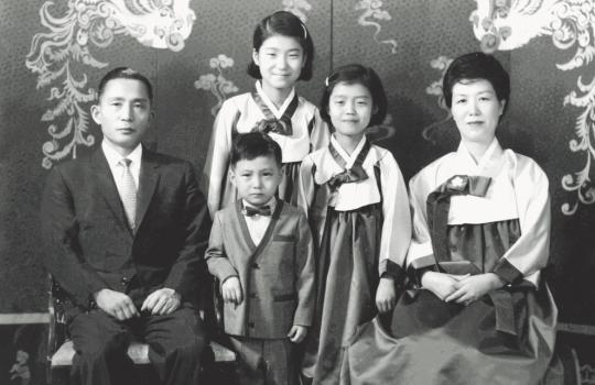 拍摄于上世纪60年代的朴正熙全家福,后为朴槿惠。