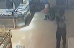 砸柜台抢黄金出门就被擒