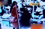 监控记录女贼贴身扒窃