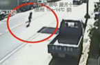 女童被摩托撞飞再遭踹