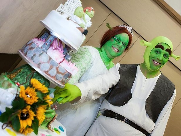 组图:搞怪夫妻婚礼大玩cosplay 上演怪物史莱克真人秀【2】