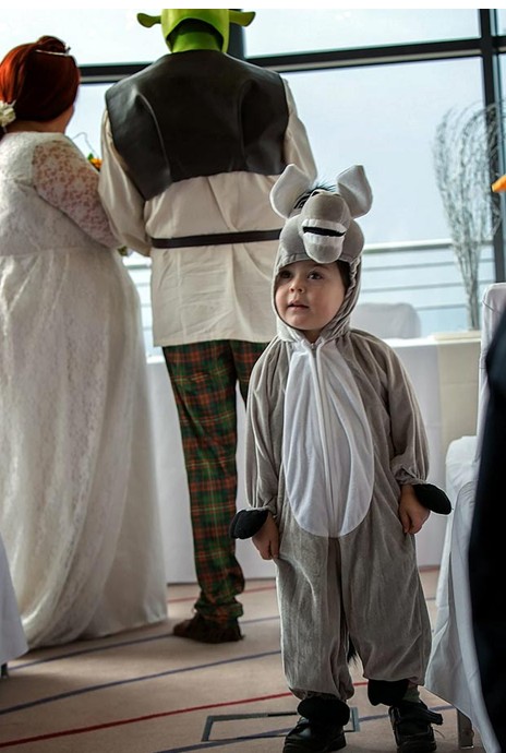 儿子里奥被装扮成了小驴