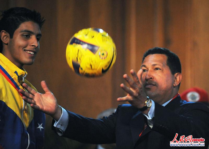 2009��2�£����գ���Τ˹�ڼ�����˹����ͳ�����ۻ��������л��������ףί����������ӽ���2009�갣��U20���籭����ͼƬ��Դ������ IC ��Ȩ���У�Υ�߱ؾ���