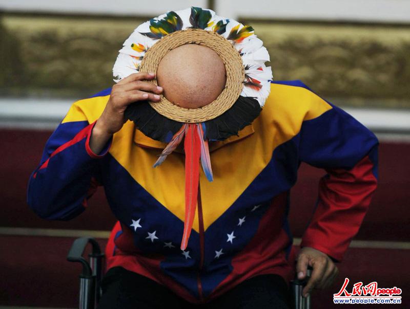 2011��9��10�գ���Τ˹������ëװ�ε�ñ���ڼ�����˹�μ��ڽ���ʽ��¶����һ�����ͷ����ͼƬ��Դ������ IC ��Ȩ���У�Υ�߱ؾ���