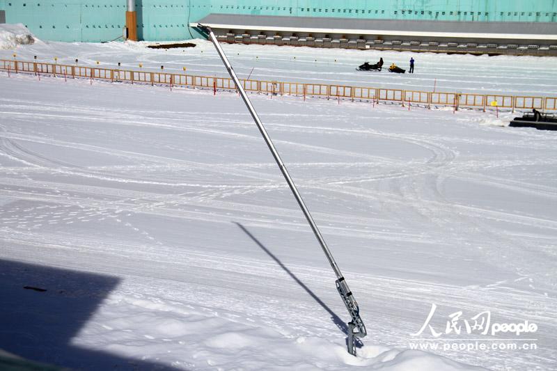  ����������ɽ��ѩ�붬�������������ģ�ͼΪ�˹���ѩ�õ�ѩ��