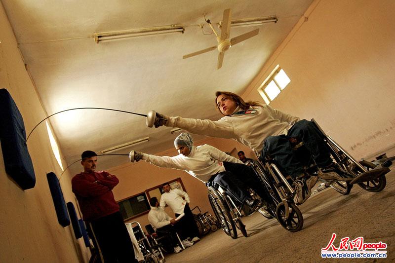 ����ʱ��2004��12��11�գ������˰͸��м������˶�ԱNadia Ali Abdel Karim��ǰ����Wafa Jadwal����ѵ����(ͼƬ��Դ������IC ��Ȩ���У����ñؾ�)