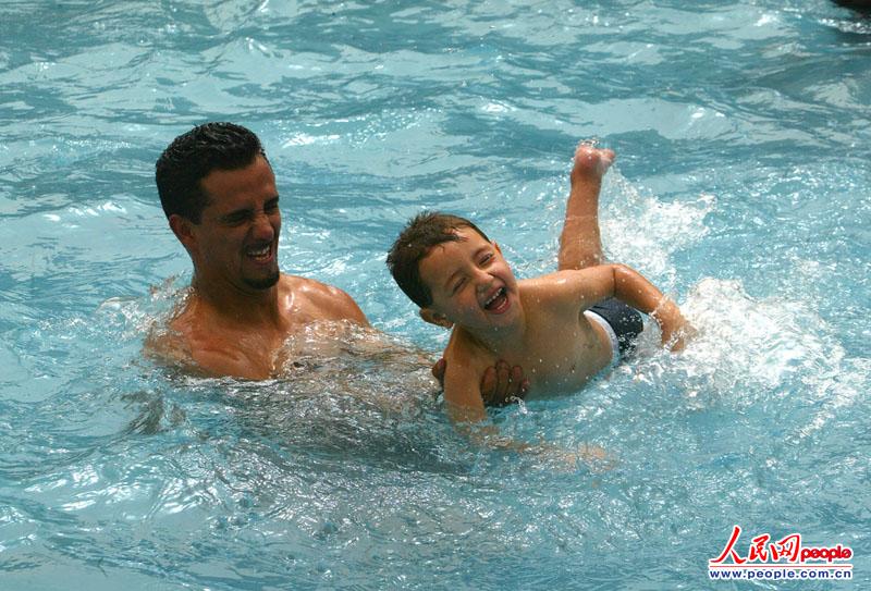 ����ʱ��2008��6��6�գ������˰͸�һ�����׺����Ķ�������Ӿ����Ϸˮ��(ͼƬ��Դ������IC ��Ȩ���У����ñؾ�)