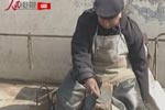 偏瘫老人靠磨刀养家