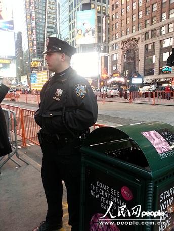 警察欧布赖恩表示自己所在的警队已经被全员增派到时代广场周边进行巡视。人民网美国公司记者 罗凯茵 摄