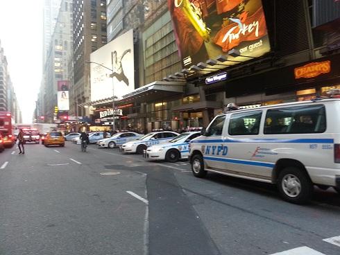时代广场周围的街道两边停了多辆警车。人民网美国公司记者 罗凯茵 摄