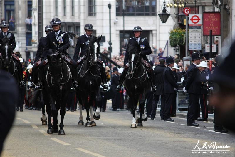 4��17�����磬Ӣ��ǰ�������ж����˵�������ʥ���޴���þ��С�����Ϊ���ж����ѿ�·������Ӱ�������У�