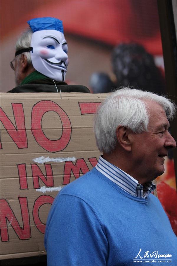 4��17�����磬Ӣ��ǰ�������ж����˵�������ʥ���޴���þ��С����ڵ�ס������Ա������Ӱ�������У�