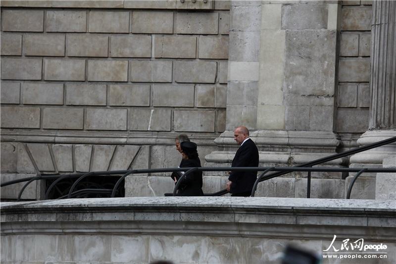 417磬Ӣǰж˵ʥ޴þС򸾳ϯӰУ