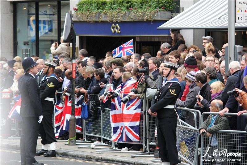 4��17�����磬Ӣ��ǰ�������ж����˵�������ʥ���޴���þ��С����ڵȴ����ѡ�����Ӱ�������У�