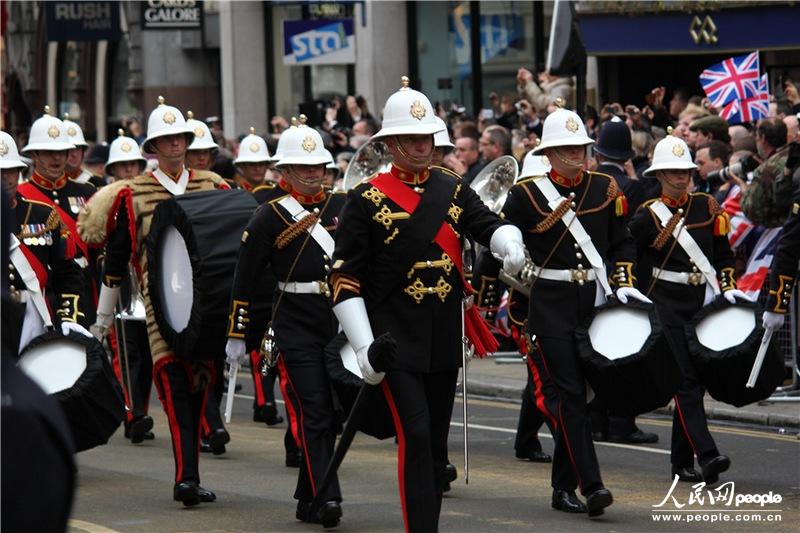 4��17�����磬Ӣ��ǰ�������ж����˵�������ʥ���޴���þ��С����̶�Ϊ���ж���·������Ӱ�������У�