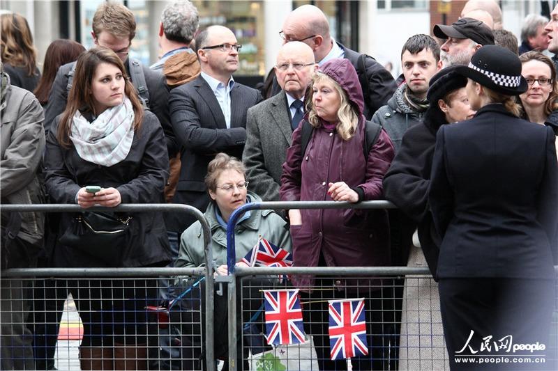 4��17�����磬Ӣ��ǰ�������ж����˵�������ʥ���޴���þ��С�ͼΪ������Ϊ�����ж��¾���������ǰ��������Ӱ�������У�