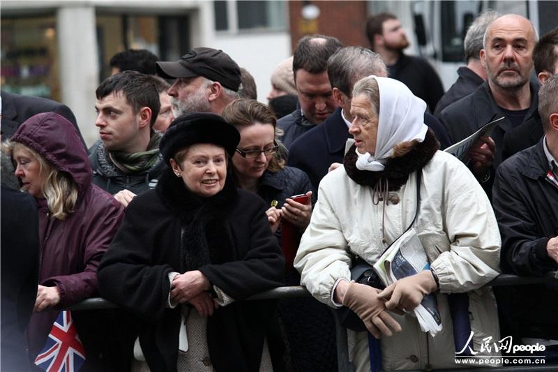 4��17�����磬Ӣ��ǰ�������ж����˵�������ʥ���޴���þ��С�ͼΪΧ�۵����˵ȴ����ѵĵ���������Ӱ�������У�