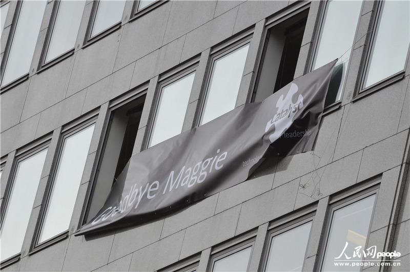 4��17�����磬Ӣ��Ϊǰ�������ж����˾������� �ֱߴ�¥�ϱ���Ϊ�������ˡ� ����Ӱ����������