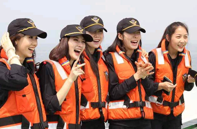 韩“海警小姐”英姿飒爽