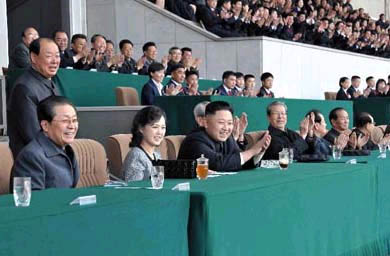 金正恩携李雪主多次亮相