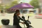 电动车"打伞"凉快却危险