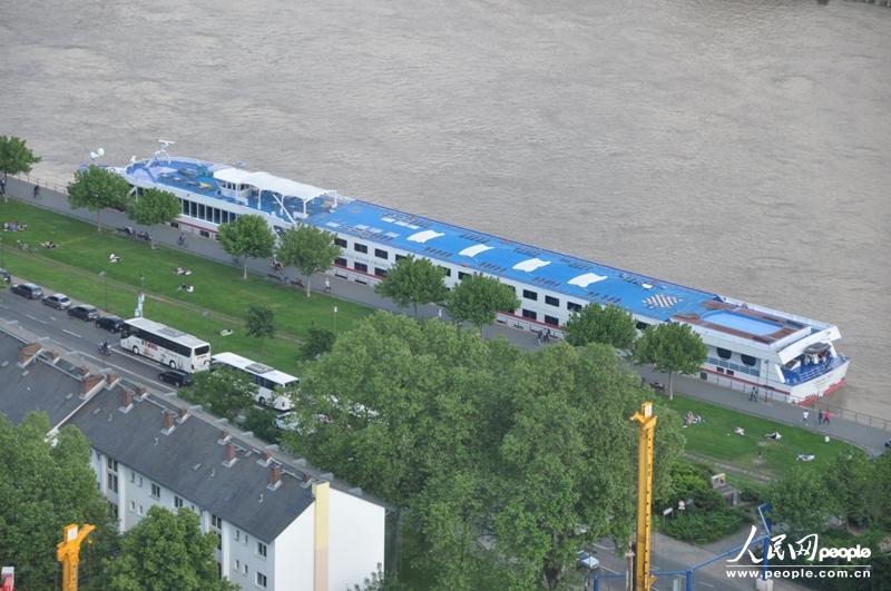 �������ÿ�������������ͷ�ĺ��ߣ��οͿ��Գ��������������������ķ羰���������� ֣��ͤ �㣩