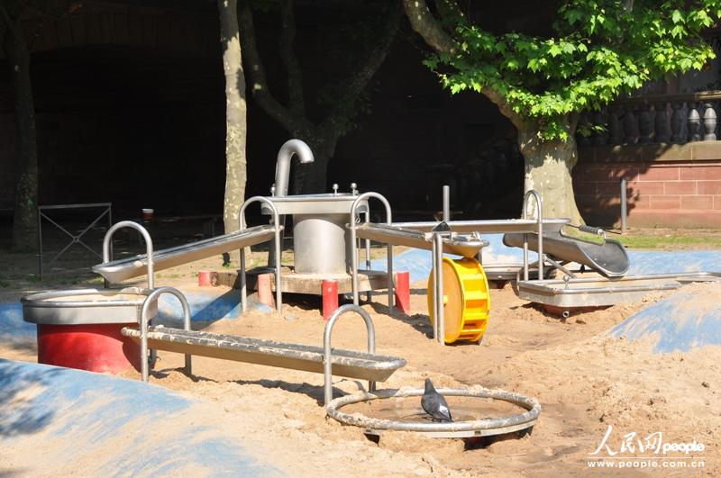 �峿���ӱߵ���Ϸ��ʩӭ���˽��յĵ�һλ�˿͡���С���ӡ��������� ֣��ͤ �㣩