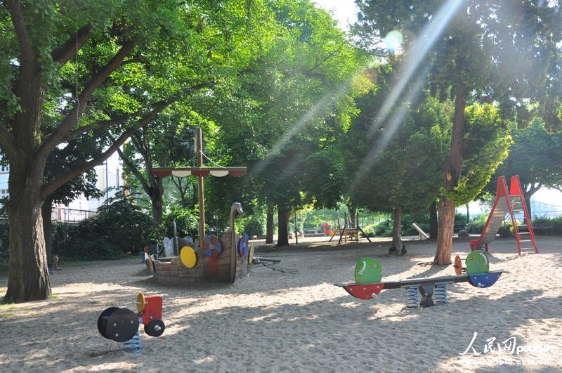 �峿������͸����Ҷ����ӱ߾���������ʩ�ᡣ�������� ֣��ͤ �㣩