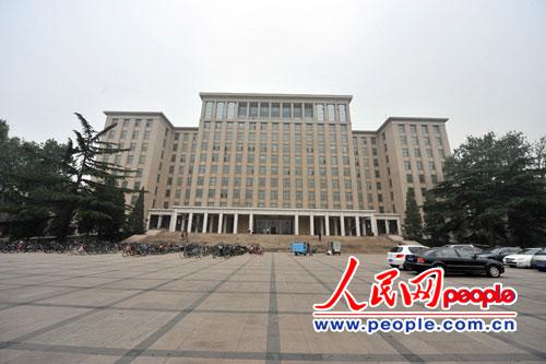 正在对中国进行国事访问的韩国总统朴槿惠将于今日在清华大学发表演讲。图为清华大学主楼。(摄影:翁奇羽)