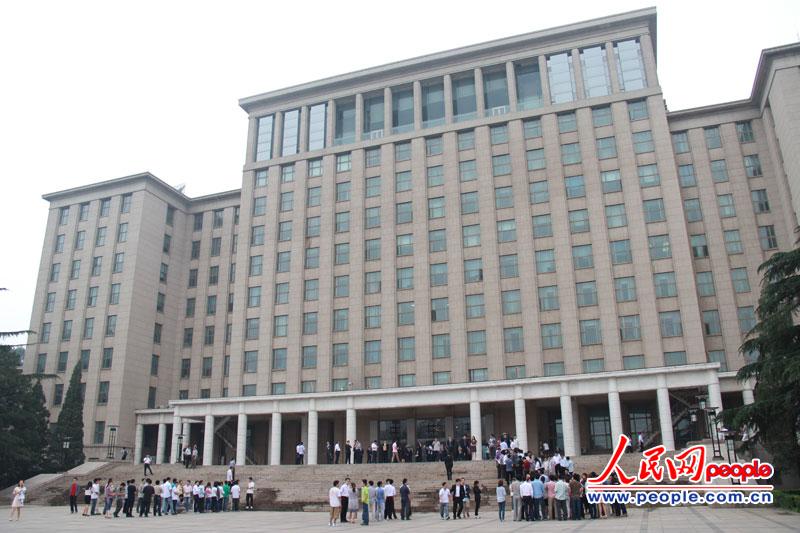 磬ͳȻ廪ѧݽͼΪ廪ѧ¥⣬ѧǵȺ볡Ӱģ