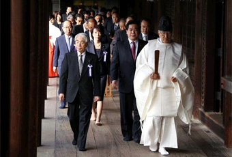 日秋季大祭 159议员"拜鬼"