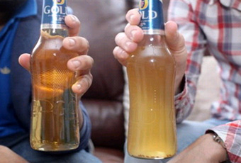 英啤酒"酿"50只苍蝇?!