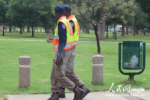 ��ͳ����Χά���ΰ��ľ��������е�Ѳ�ߡ�����Ӱ Τ����