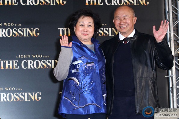 吴宇森(右)为电影《太平轮》会见台湾媒体,左为太太牛春龙。(图片来自台湾东森新闻云)