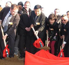 ŷ˵ĵĴó׻      Һͳƣ2012꣬з˫ó׶510.2Ԫͬ½2%ҷ269Ԫͬ½10.3%241.2Ԫͬ9.3%20131-9£з˫ó׶371.4Ԫͬ½3.7%,ҷ198.0Ԫͬ½2.8%173.4Ԫͬ½4.6%    ڻͶҪԴṤʳƷ򣬴󲿷Ϊҵ20138µףڻͶĿ4577ʵͶʽ127.7Ԫ20131-8£ڻʵͶ6ŷԪͬ33.3%Ŀǰҹڷǽҵ166ңͶʴ38Ԫ 