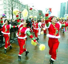 ˲֤зĻ     1964127գзͬʱϹ⽻ϵ    ΪеһйʽĹңзѺùϵʷɴ˷µһҳĻҲ֮дµƪ¡    1957йӰƬ뷨˹Ƭ˾Ӱݡ2009324գ¬ݹٷվʽƳİ棬Ļڲ׳зϵʷ¾ӡǡзĻʷϼҪ˲䣬ٴθЩĻڹ֮䷢ӵҪá